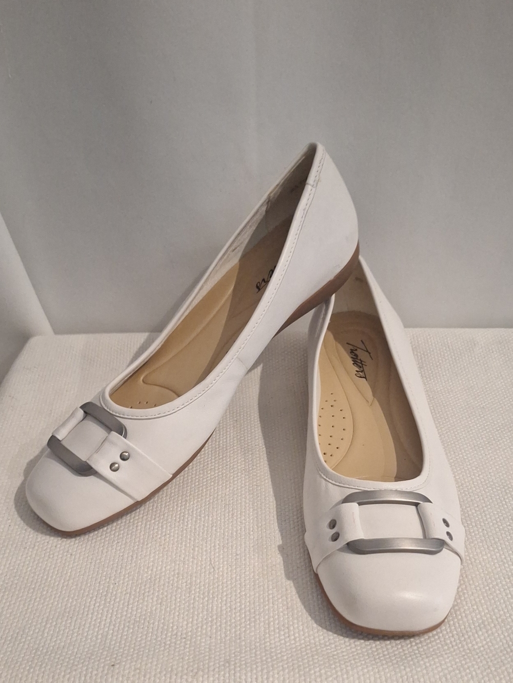 Trotters Sizzle Flats Classic White Leather Ballet Flats with Silver Accent